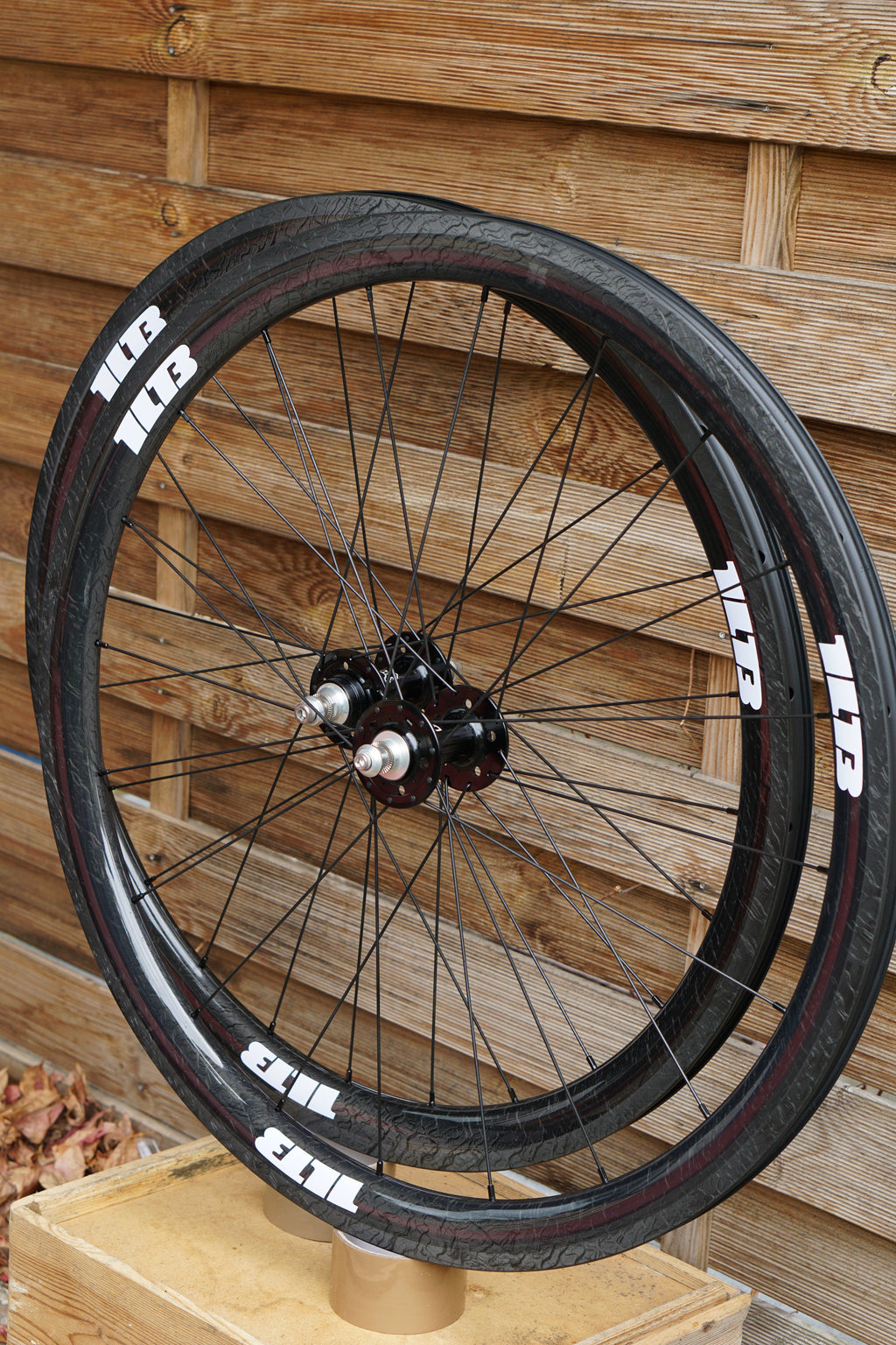 Carbon ILTB Track Wheelset - 40mm Marble x Black Randbezirk Buzz Hubs
