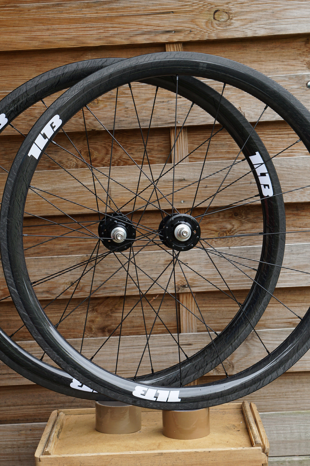 Carbon ILTB Track Wheelset - 40mm Marble x Black Randbezirk Buzz Hubs