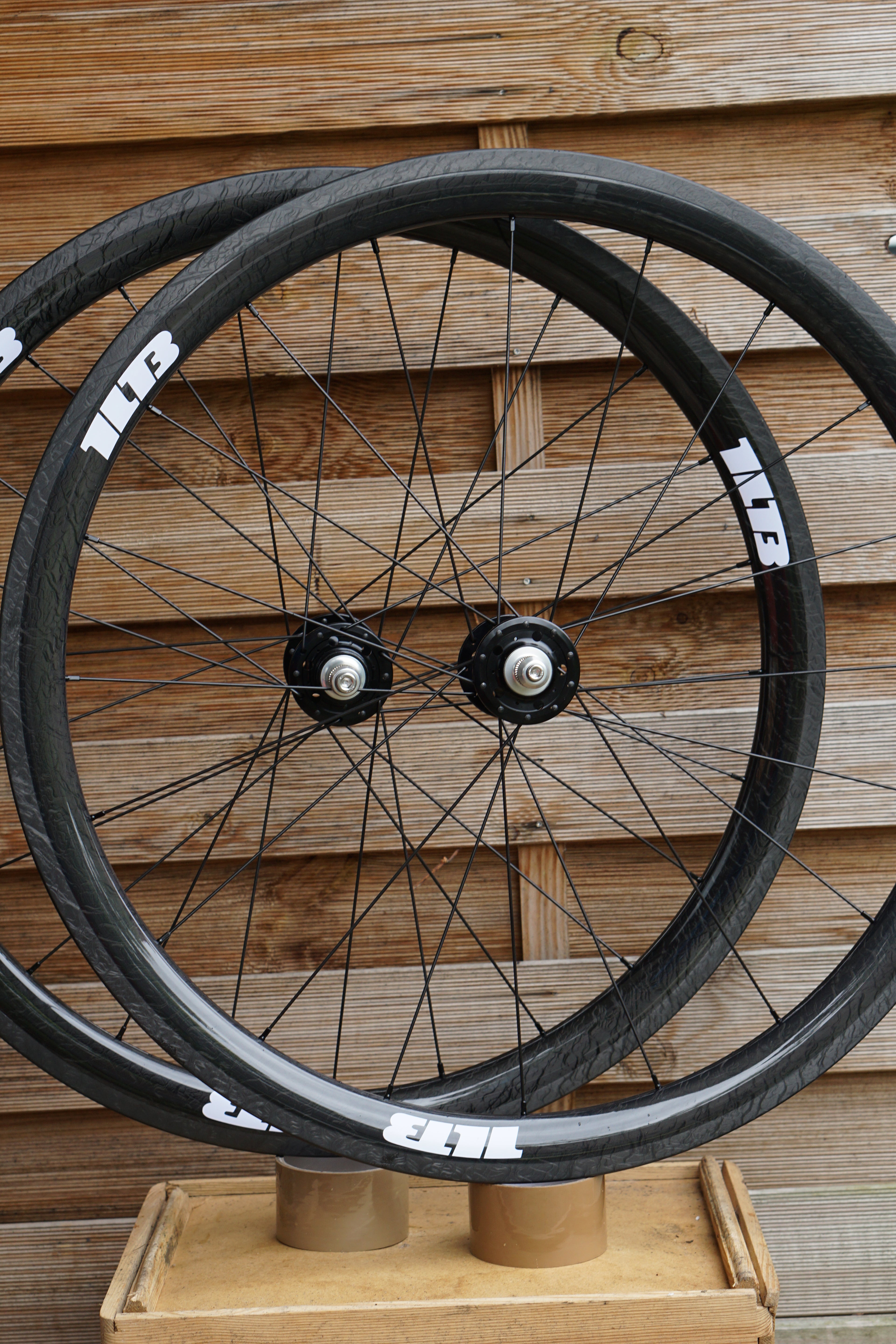 Carbon ILTB Track Wheelset - 40mm Marble x Black Randbezirk Buzz Hubs