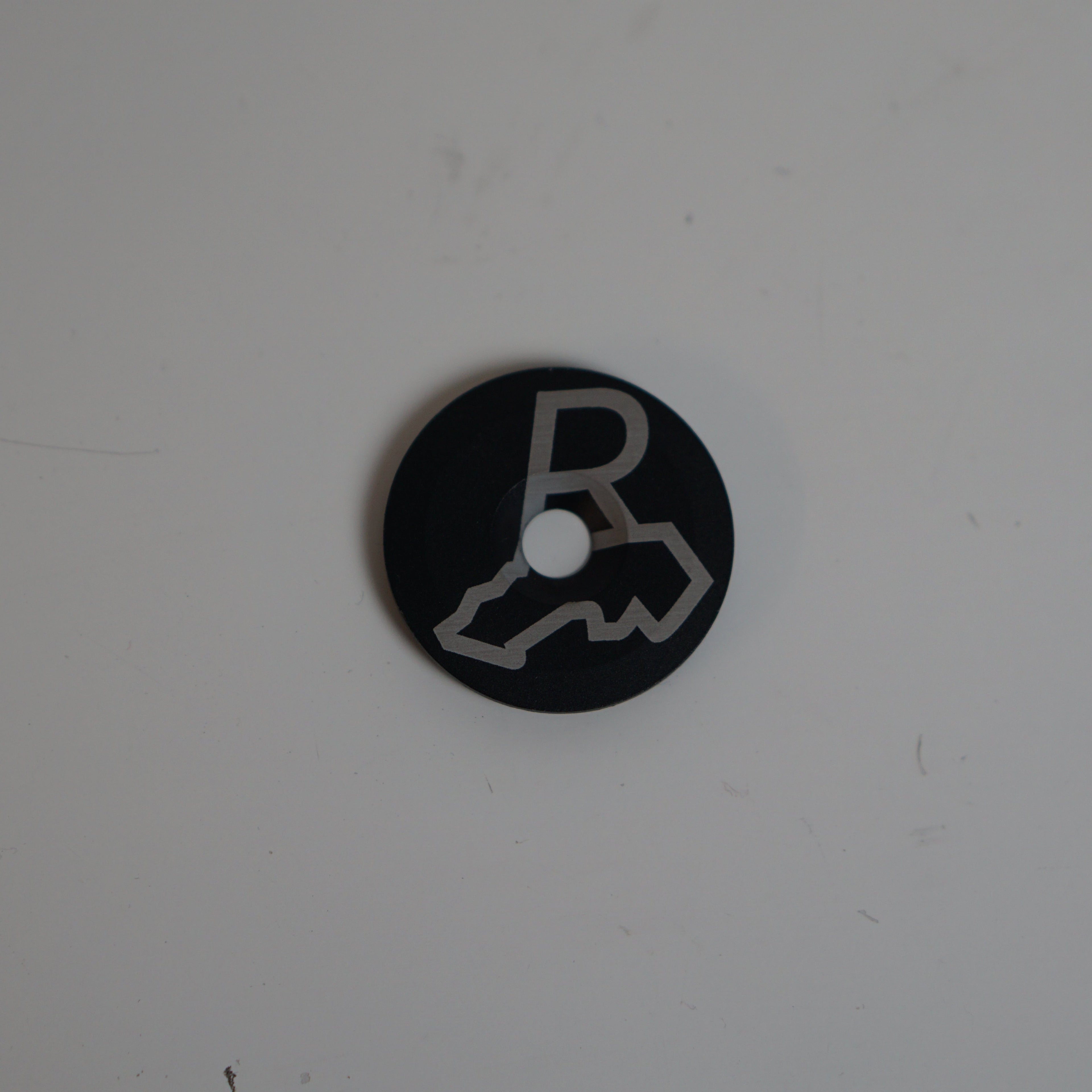 Randbezirk Top Cap - R Logo