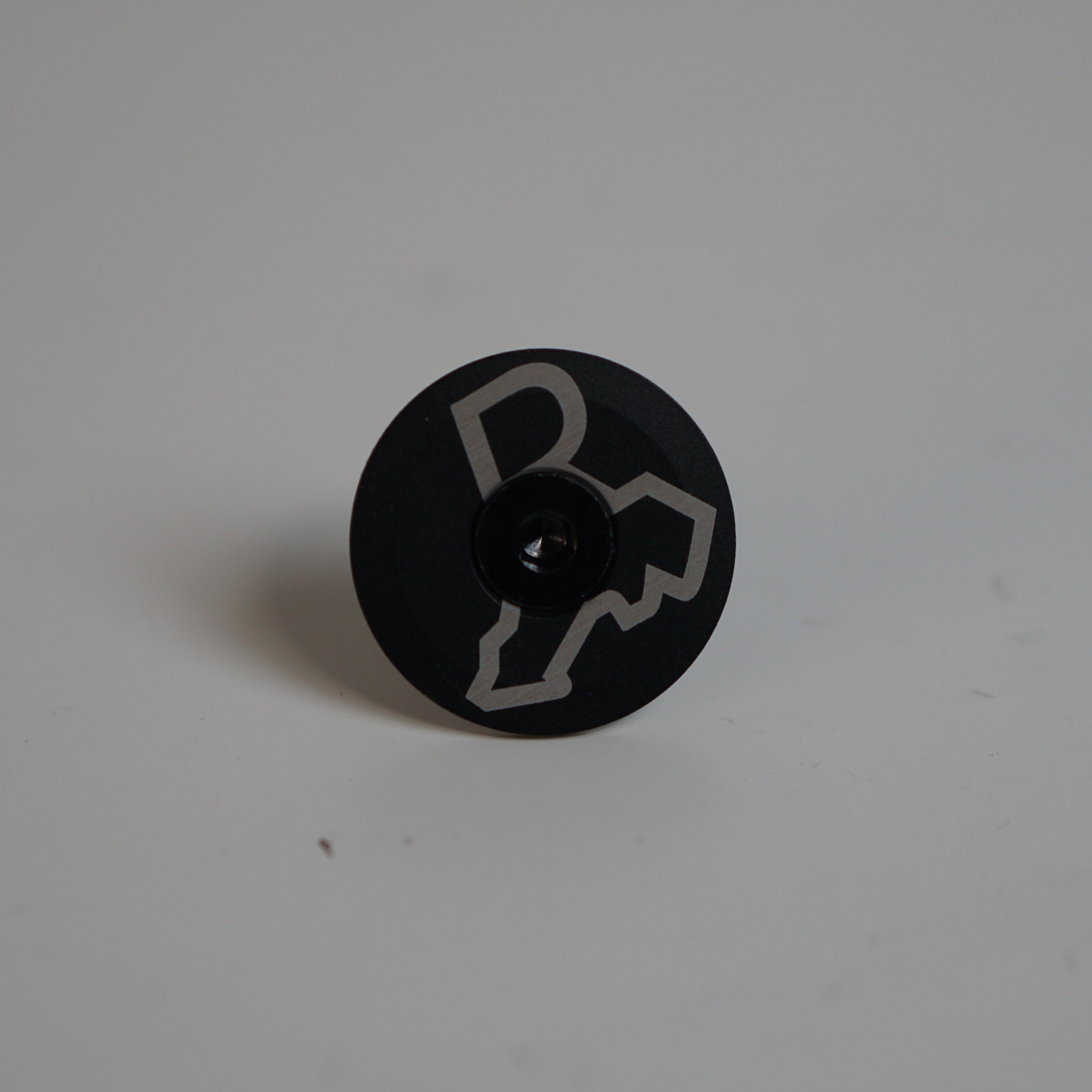Randbezirk Top Cap - R Logo