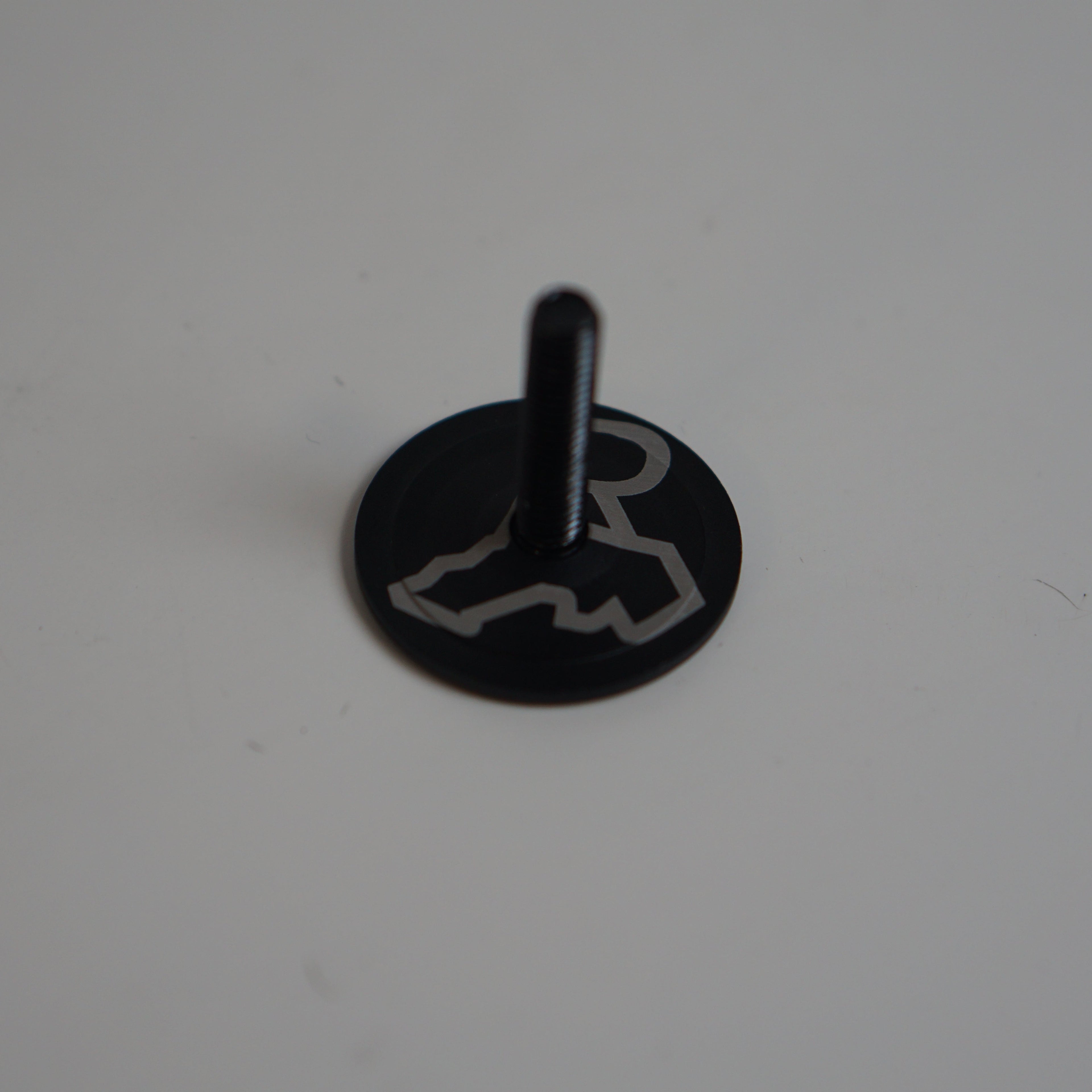 Randbezirk Top Cap - R Logo